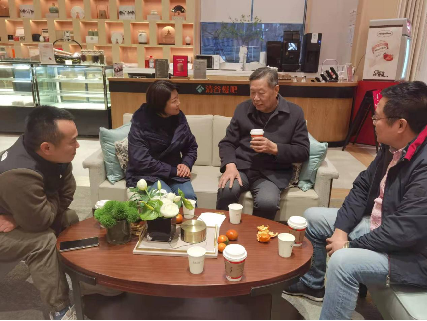 华新机电领导探望慰问公司退休老领导